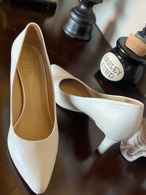 Naturalizer White Pointed-Toe Mid-Kit Heel Pumps